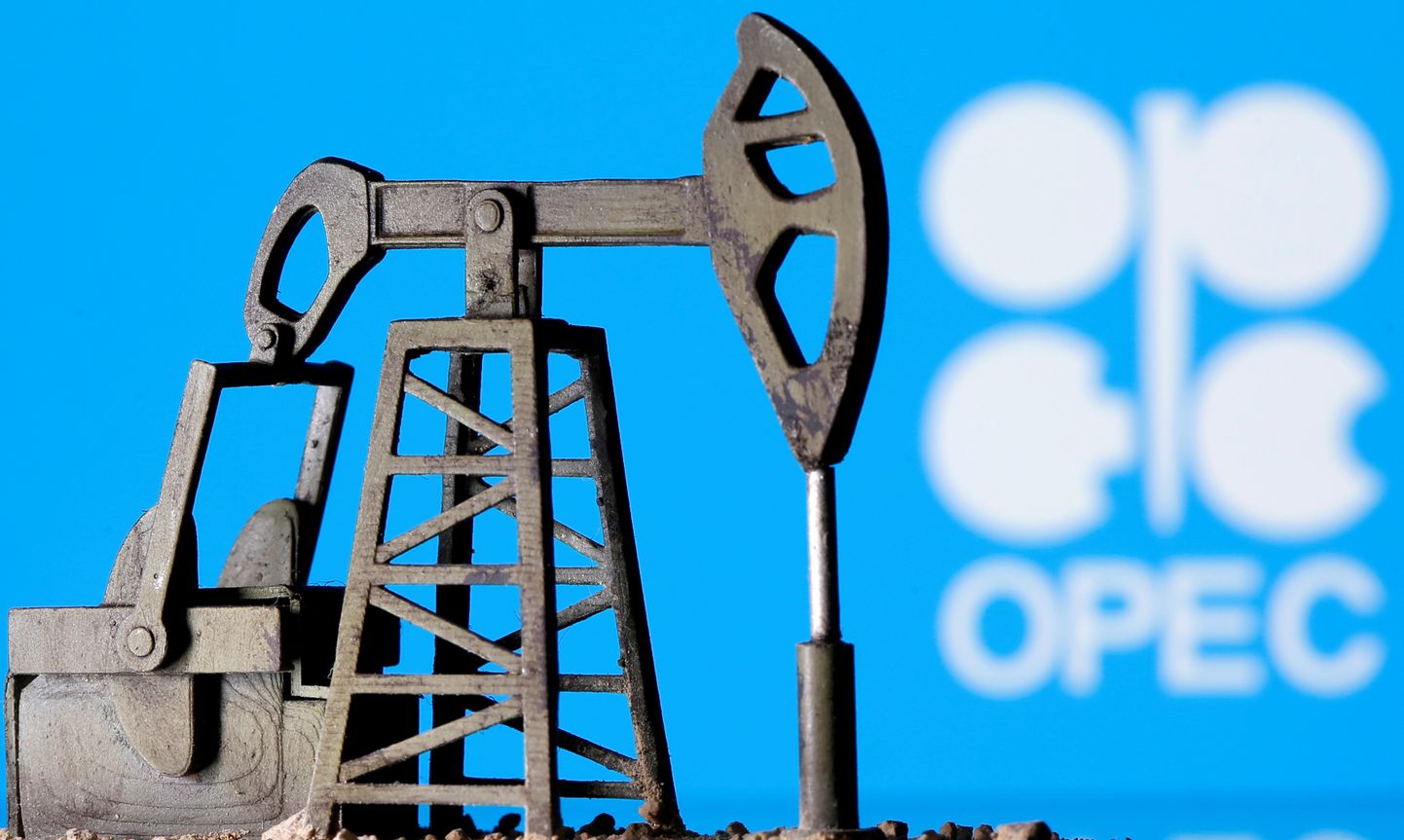 3D-prinditud naftapump OPECi logo taustal.