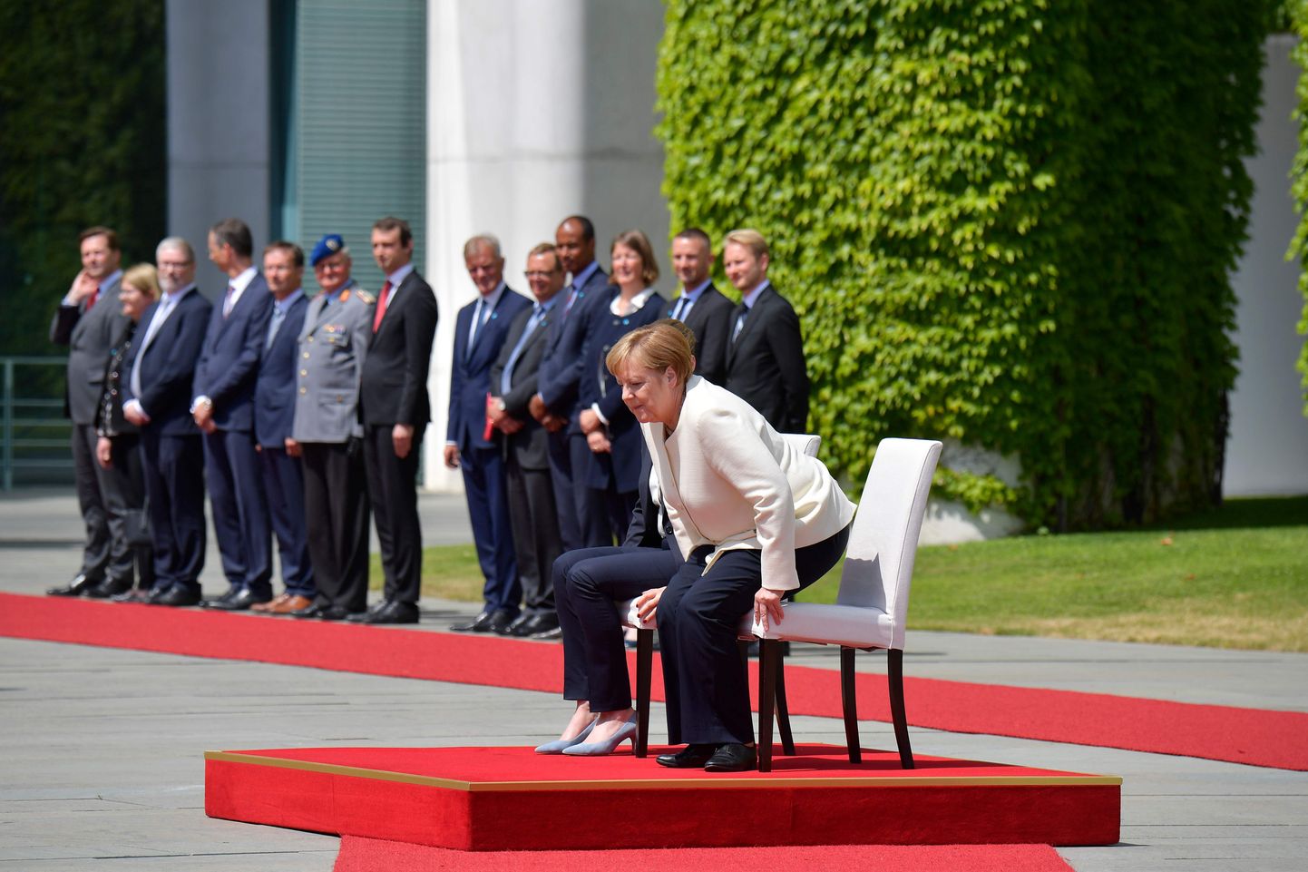 Saksa kantsler Angela Merkel ja Taani peaminister Mette Frederiksen istusid hümnide mängimise ajal.