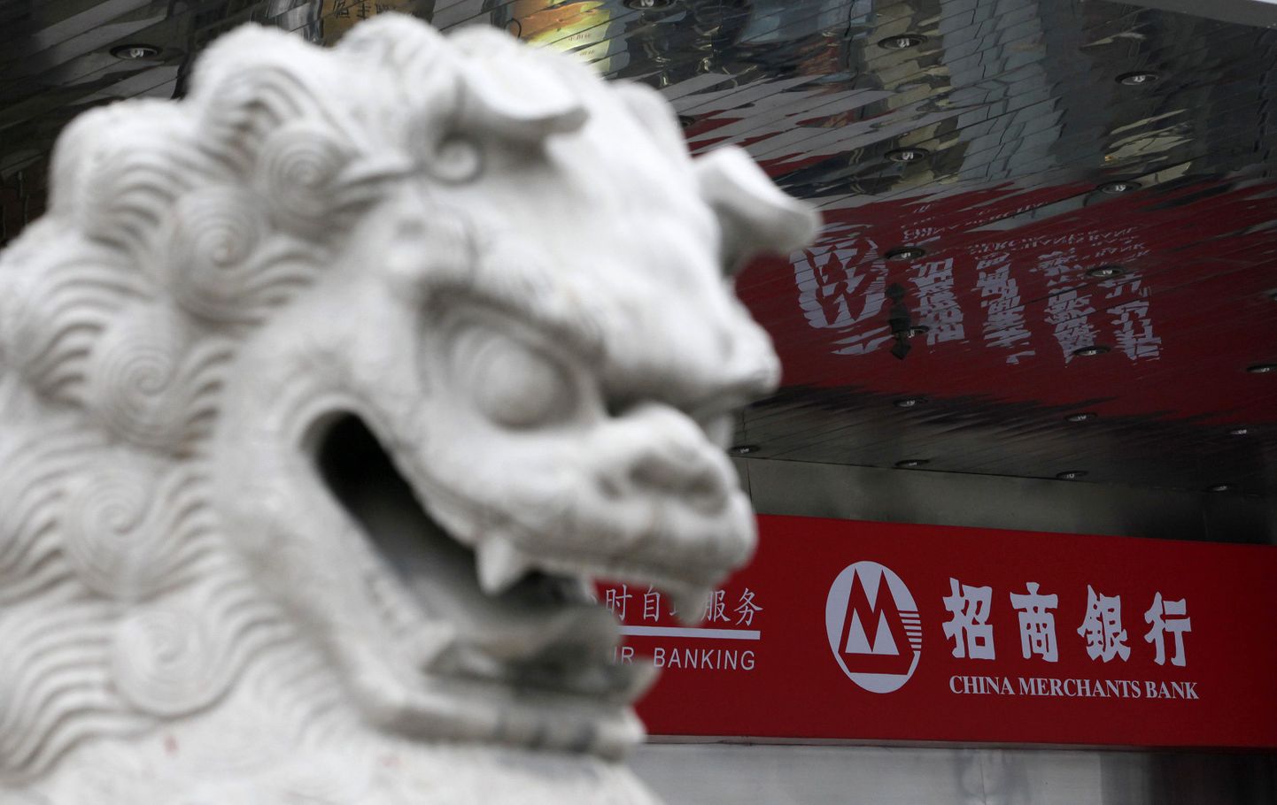 Kivist lõvi Šanghais Hiina kommertspanga kontori kõrval. Hiina pangandusregulaatorid  tahavad laenukasvu piirama hakata.