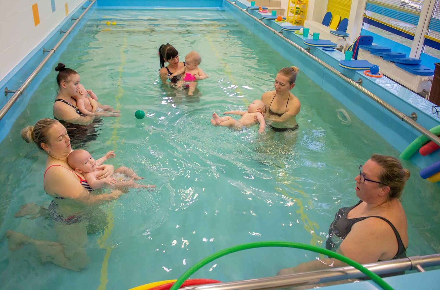 Vähestes kohtades on just spetsiaalselt väikelaste ujuma õpetamiseks ehitatud basseinid.