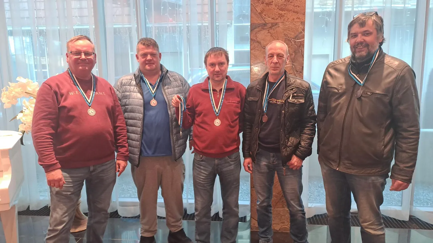Pärnu bridžiklubi võistkond Kõrsa (vasakult) koosseisus Ivar Maasik, Margus Suurväli, Toomas Kukemilk, Ain Aspre ja Aivar Tammel võitis kevadel Eesti meistrivõistluste B-liigas hõbemedali ja jäi napilt kõrgliiga piletita, aga A-liiga valikturniiril saadi kindel esikoht, mis tagas pääsu riigi esivõistlustele.