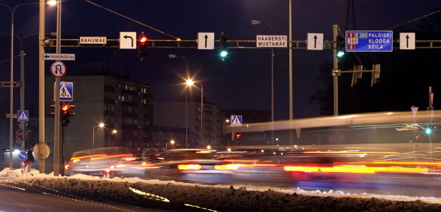 Tammsaare tee ja Tondi tänava ristmik on üks neid kohti Tallinnas, kus töötab 30 aastat vana foorikontroller. Rikked ja seetõttu ka ummikud on niimoodi kerged tulema.