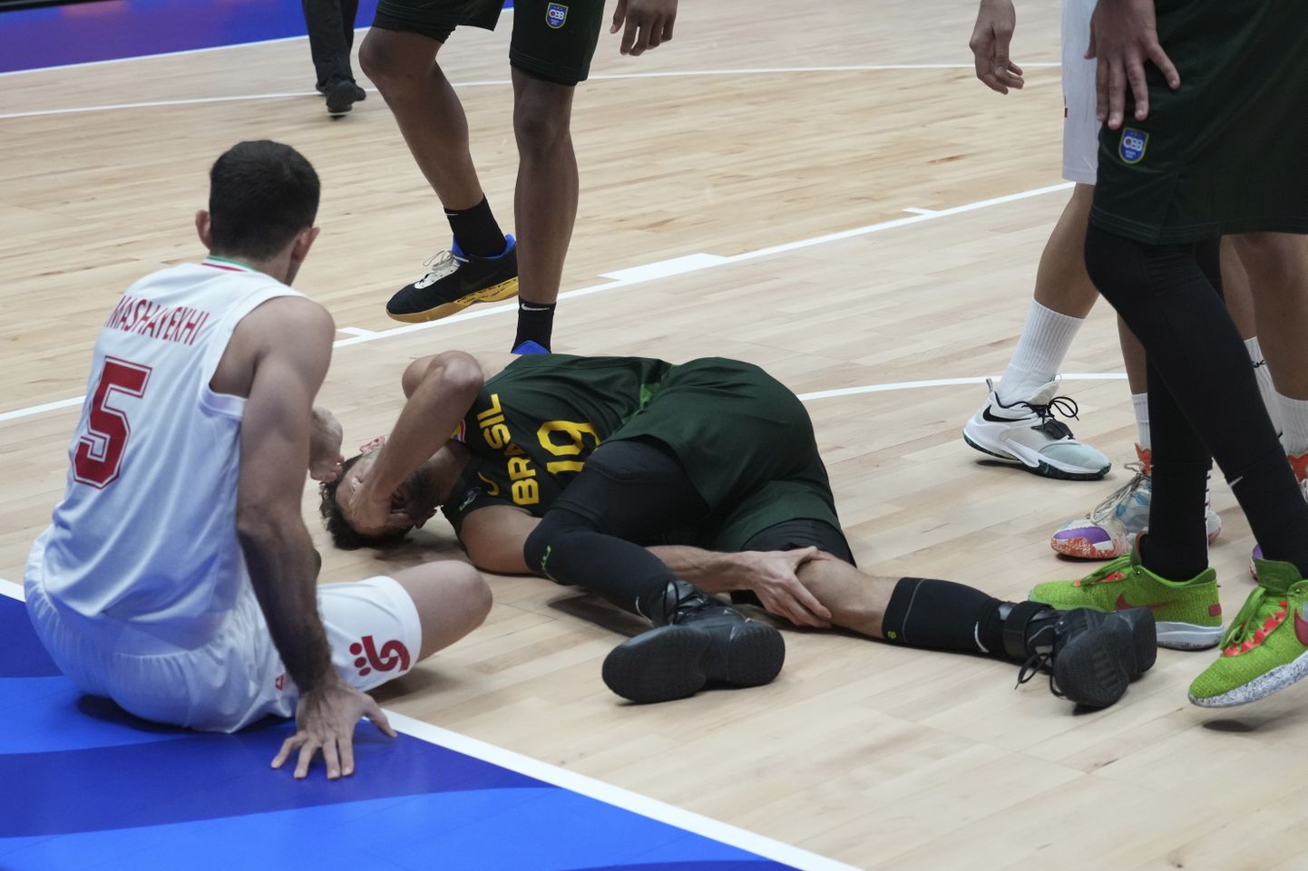 Лидер сборной Бразилии Рауль Нето получил травму во время матча первого тура группового этапа чемпионата мира