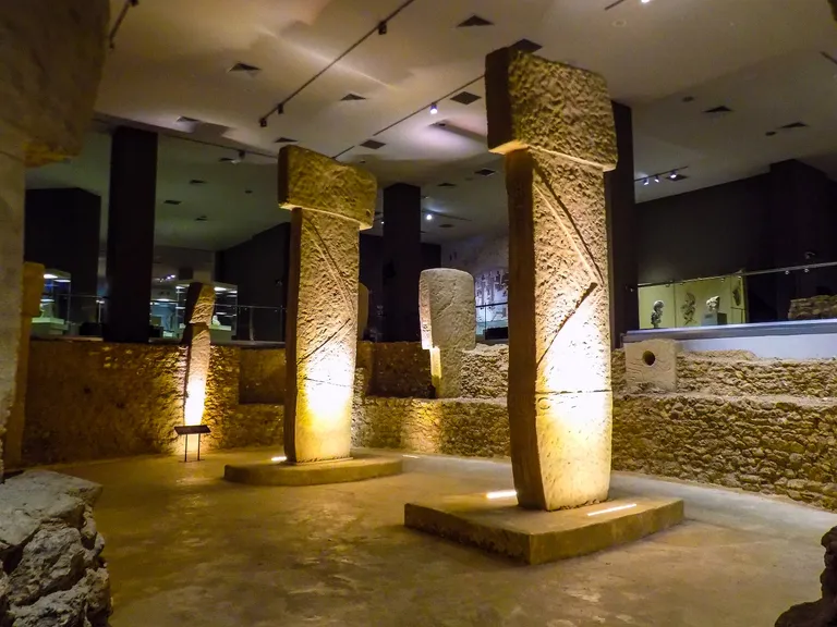 Şanlıurfa muuseumis asuv D-korpuse kesksamba reproduktsioon.