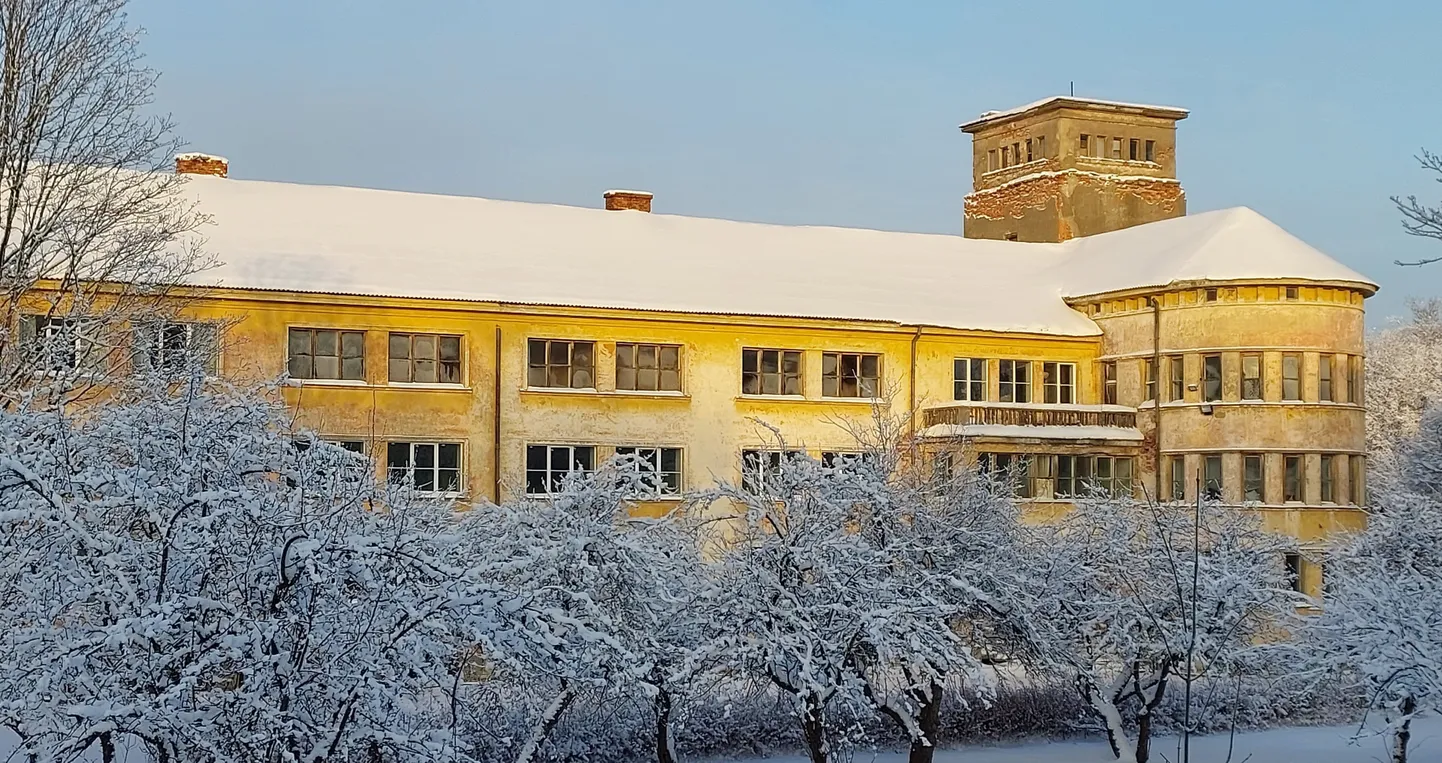 Здание школы, построенное в 1939 году в старом городе Кохтла-Ярве, в последние годы не используется.