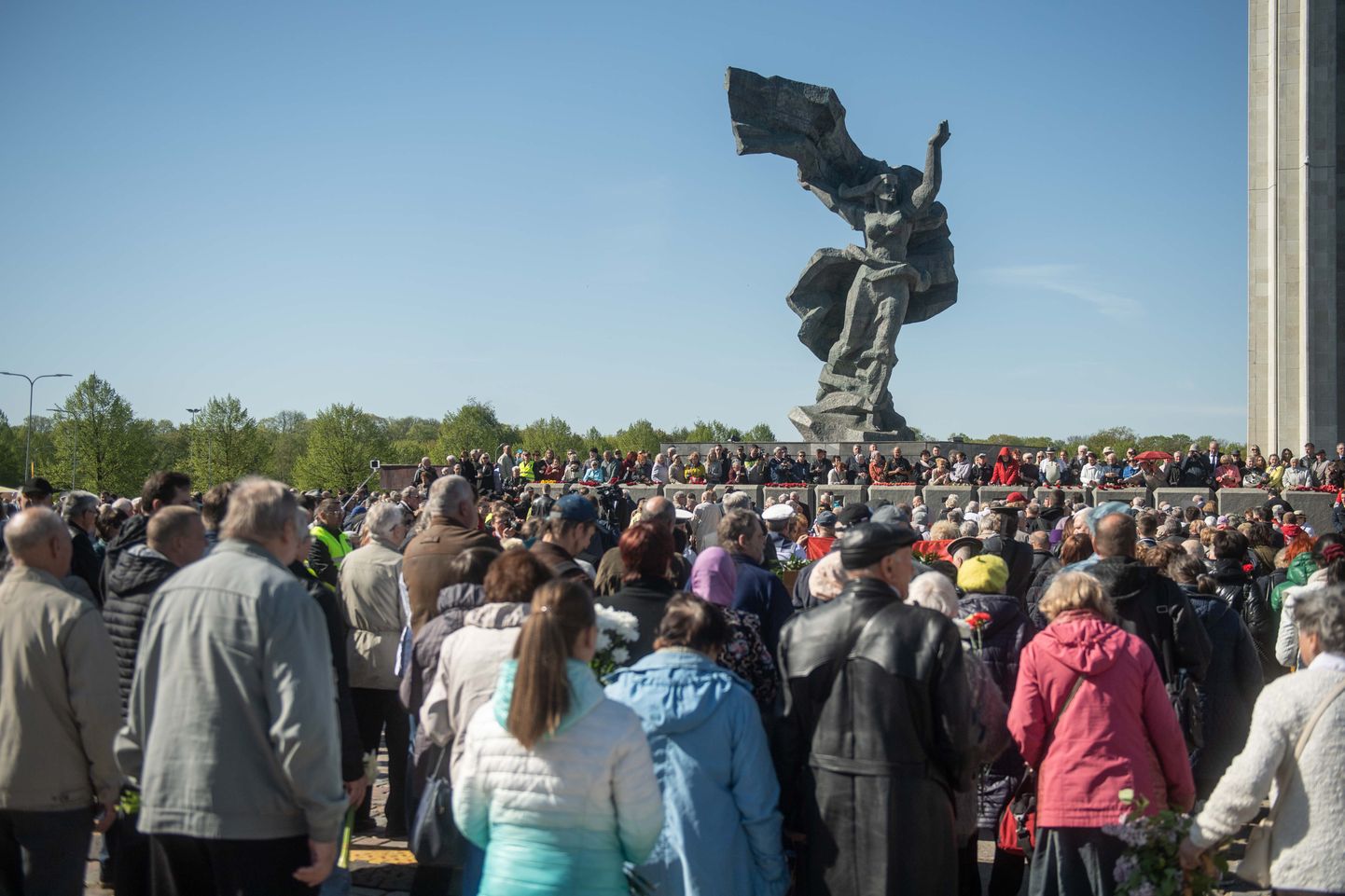 Люди у памятника Победы