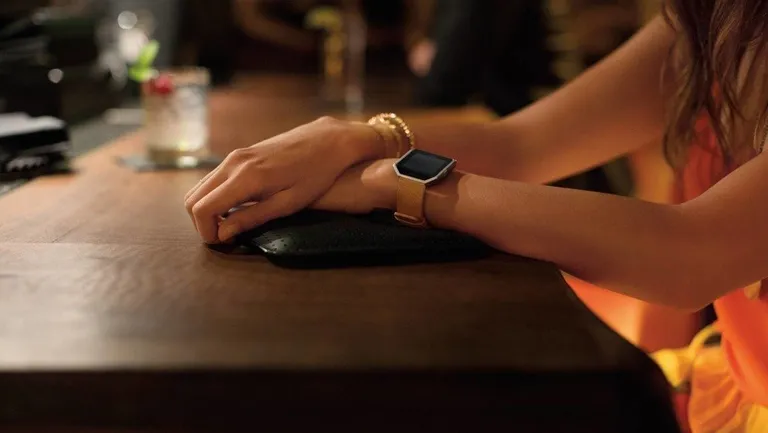 Часы Fitbit Versa.