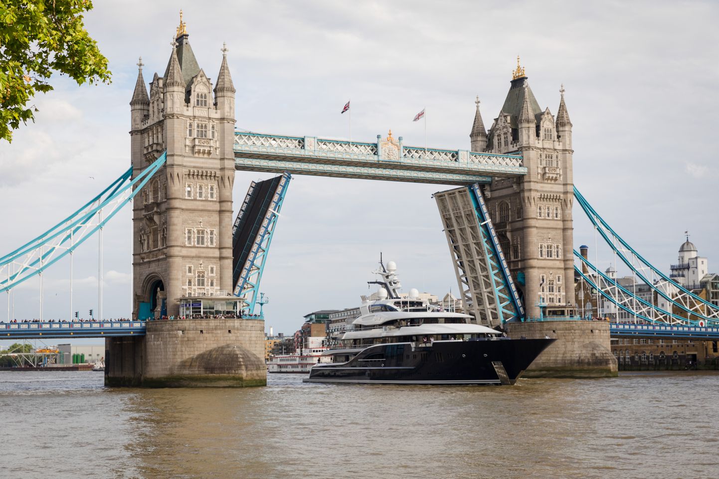 85-meetrine ja kuulujuttude kohaselt kellelegi Saudi printsidest kuuluv luksusjaht Solandge 9. juunil 2019 Toweri silla alt Londonisse sisenemas.