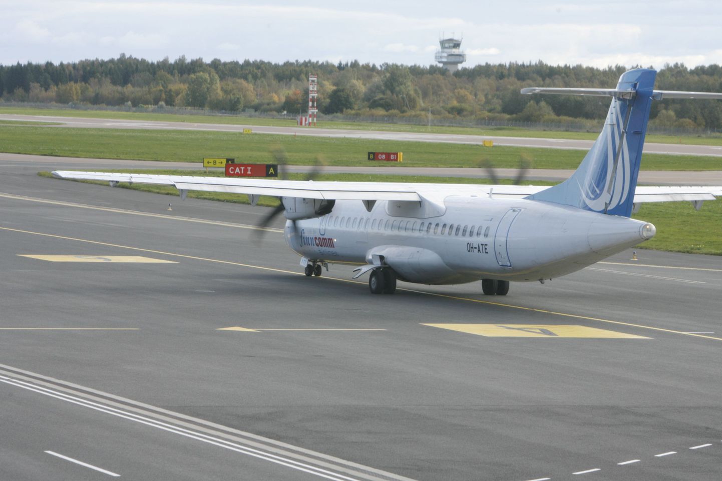 Finncomm lennuk Tallinna lennuväljal.