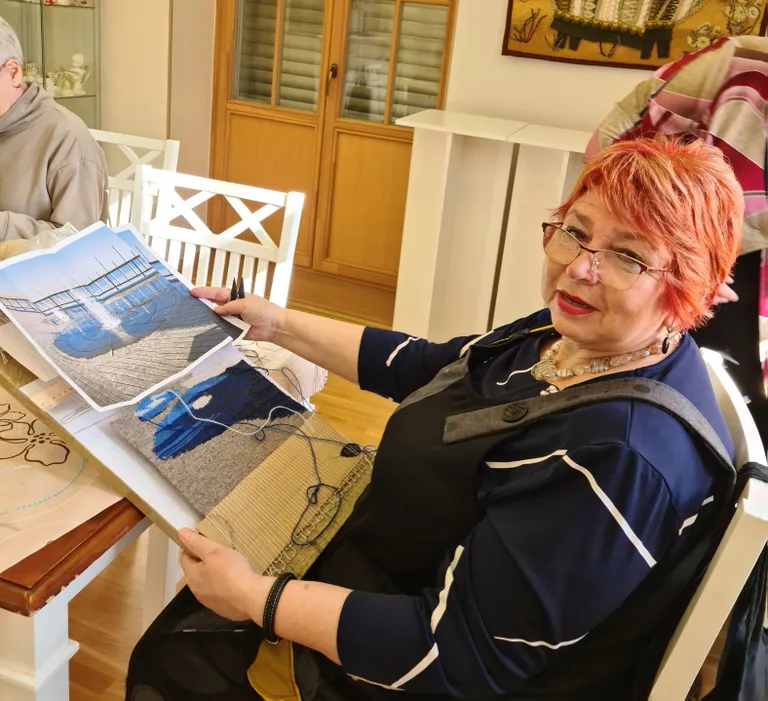 Tatjana Volnuhhina käib Sillamäe muuseumis näputööd tegemas Jõhvist.