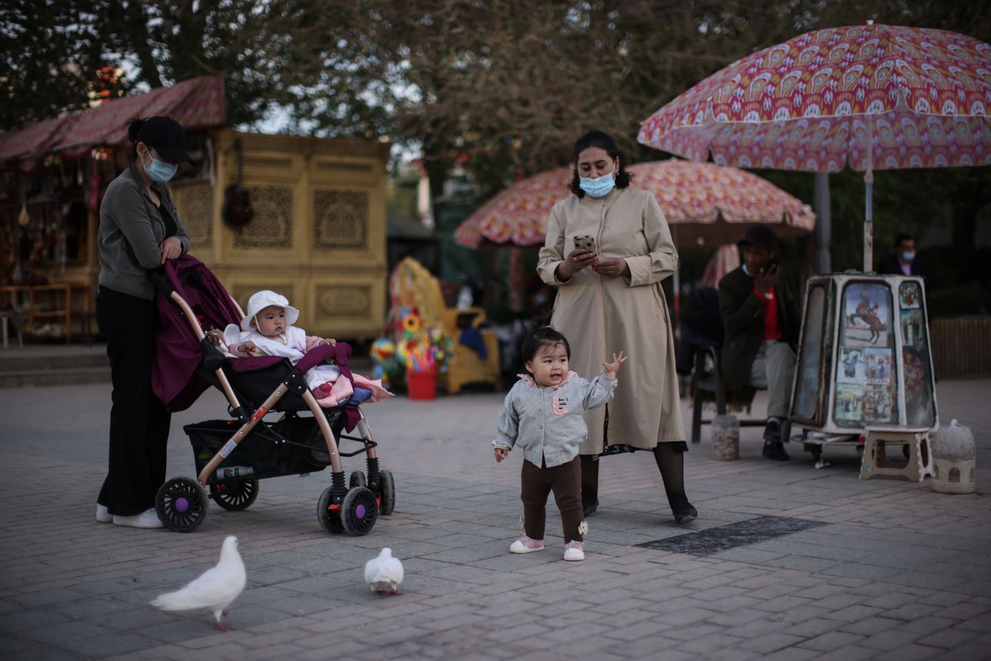 Naised lastega Kaxgari tänaval Xinjiangi provintsis tänavu aprillis, kui Hiina valitsus korraldas seal välisajakirjanikele ringreisi.