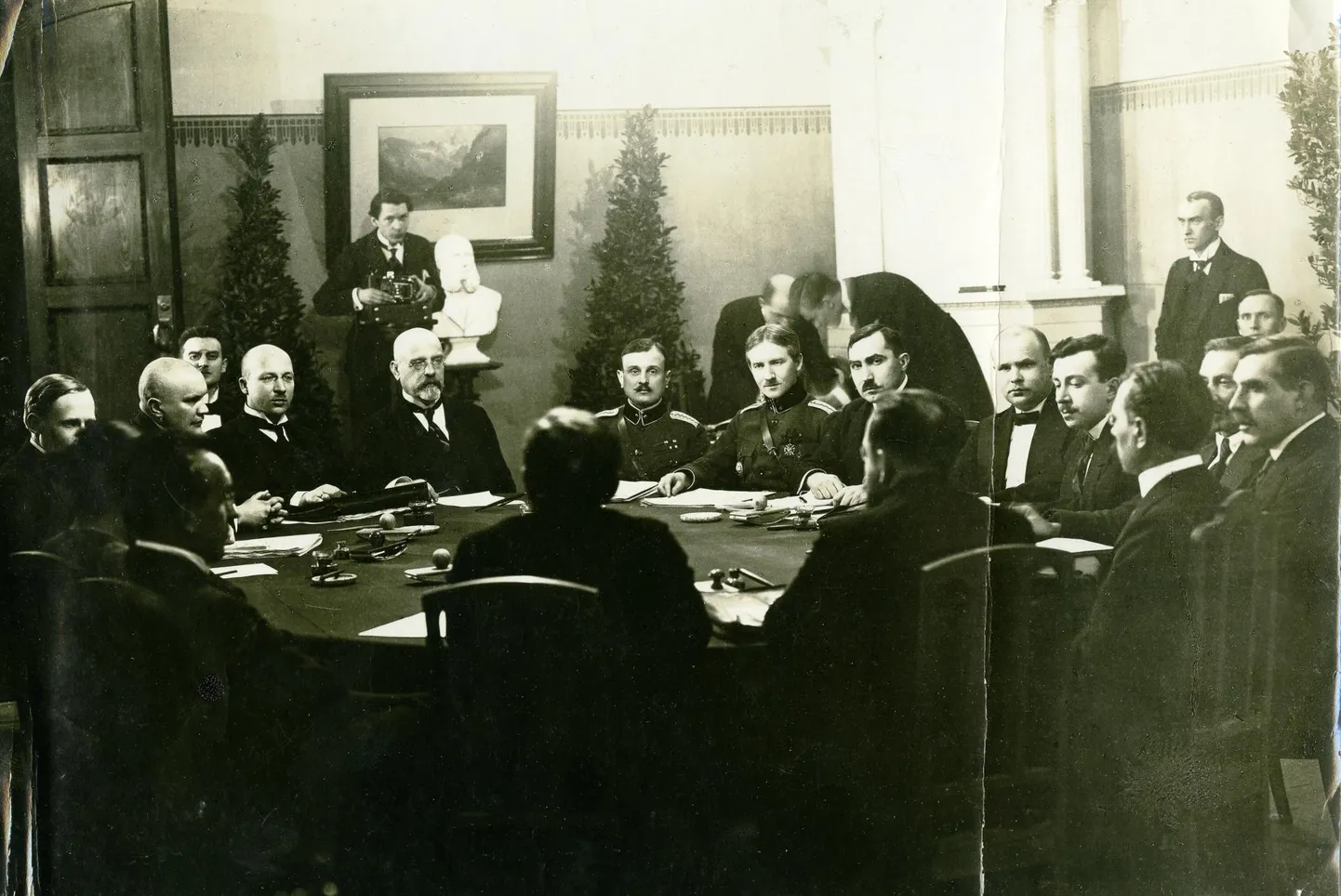 Rahuläbirääkimiste laua taga Vanemuise 35 hoones Tartus on Nõukogude Venemaa ja Eesti Vabariigi delegatsioon. Fotograafi ja skulptuuri ees istub Jaan Poska. Pildistatud 2. veebruaril 1920 kell 0.30.
