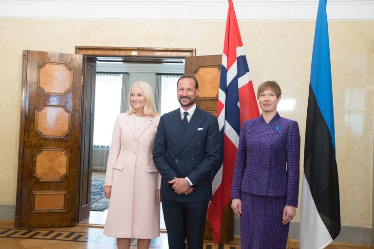 Noora krooniprints Haakon ja kroonprintsess Mette-Marit ja Eesti president Kersti Kaljulaid