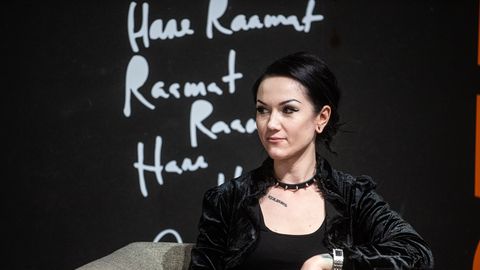 VIDEO ⟩ Nõid Alisa Verde astus trammis noore naise kaitseks välja ja sattus kaklusse: andsin talle rusikaga vastu nina!