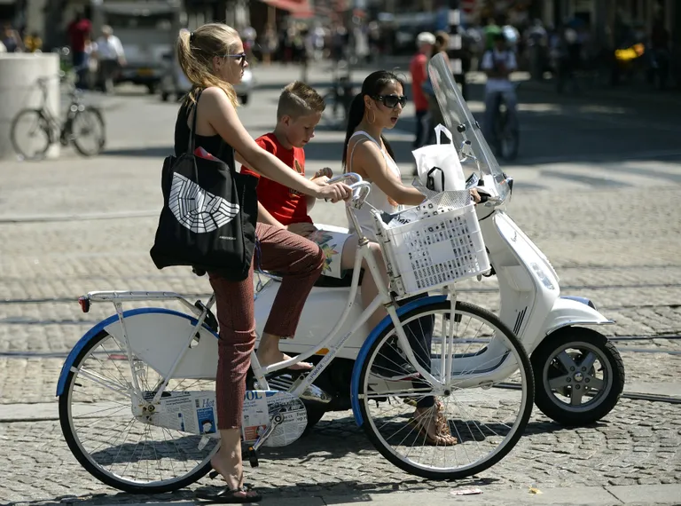 Naine Amsterdami tänaval