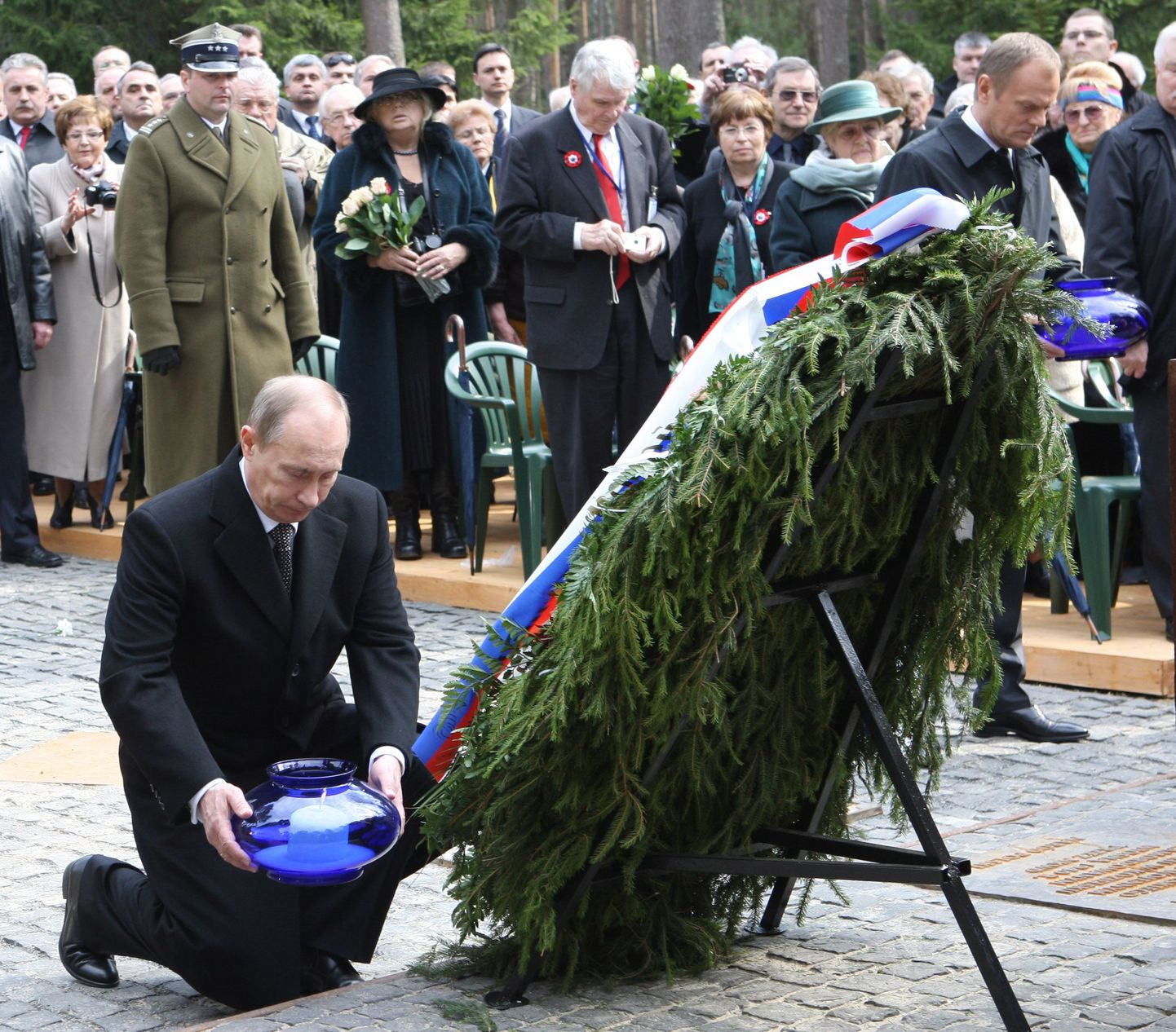 Venemaa Föderatsiooni peaminister Vladimir Putin asetamas küünalt 1940. aastal tapetud Poola ohvitseride mälestuseks.