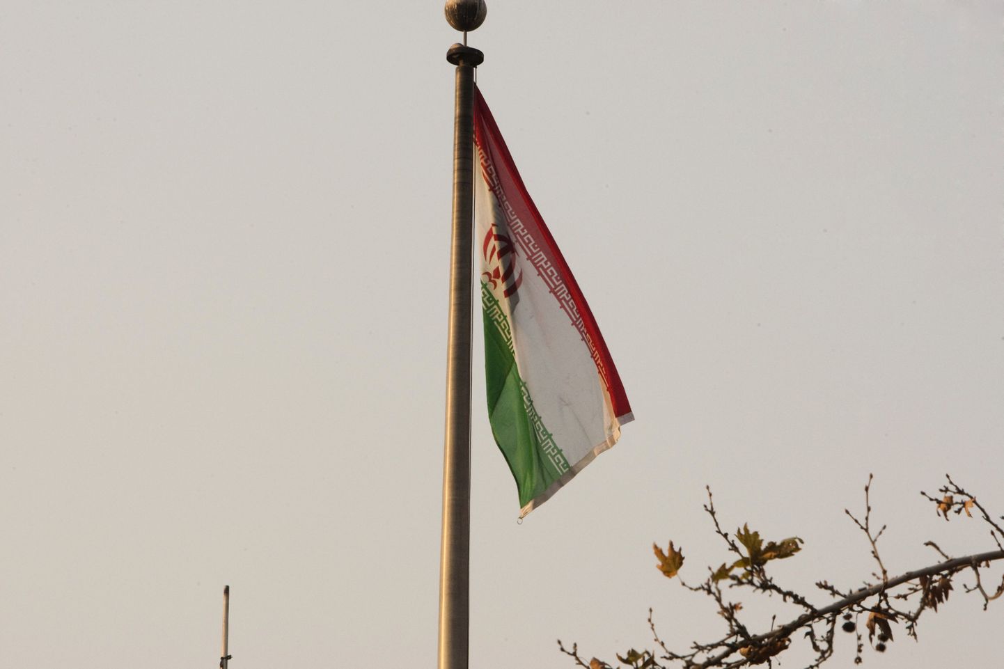 Штурм британского посольства в Тегеране. На флагштоке посольства - иранский флаг.