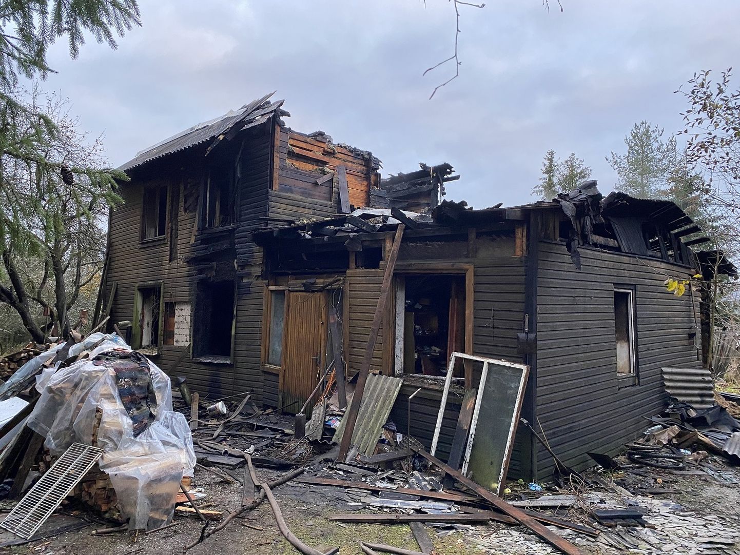 Päästjad kustutasid Iisakus põlenud elumaja peaaegu terve öö, kahjuks kaotas üks inimene õnnetuses elu.