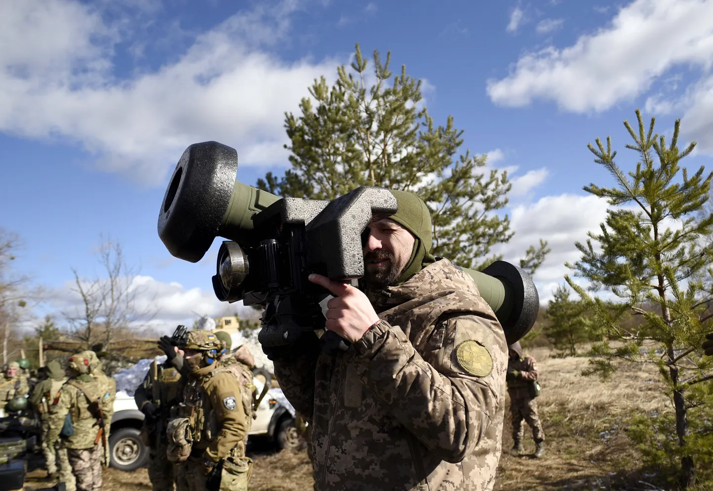 Украинский солдат с противотанковым орудием Javelin.