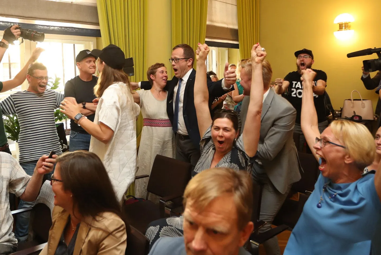 Hetkel, mil otsust kuulutanud Beatriz García huulilt kõlas sõna «Tartu», täitus kultuuriministeeriumi saal Emajõelinna võidu nimel tööd teinud meeskonna võiduhüüetega.