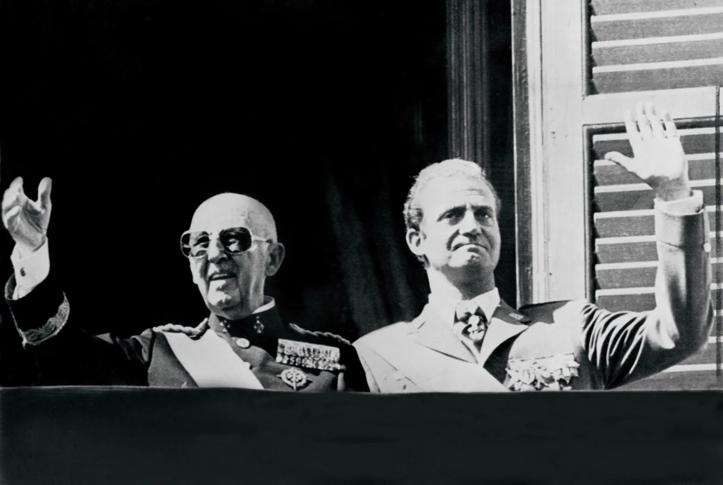 Hispaania diktaator Francisco Franco (vasakul) ja prints Juan Carlos 1975. aasta oktoobris tervitavad Madridis rahvast. Kuu hiljem Franco suri ning tema otsusel kerkis Juan Carlos kuningaks, algatades riigis demokratiseerimise.