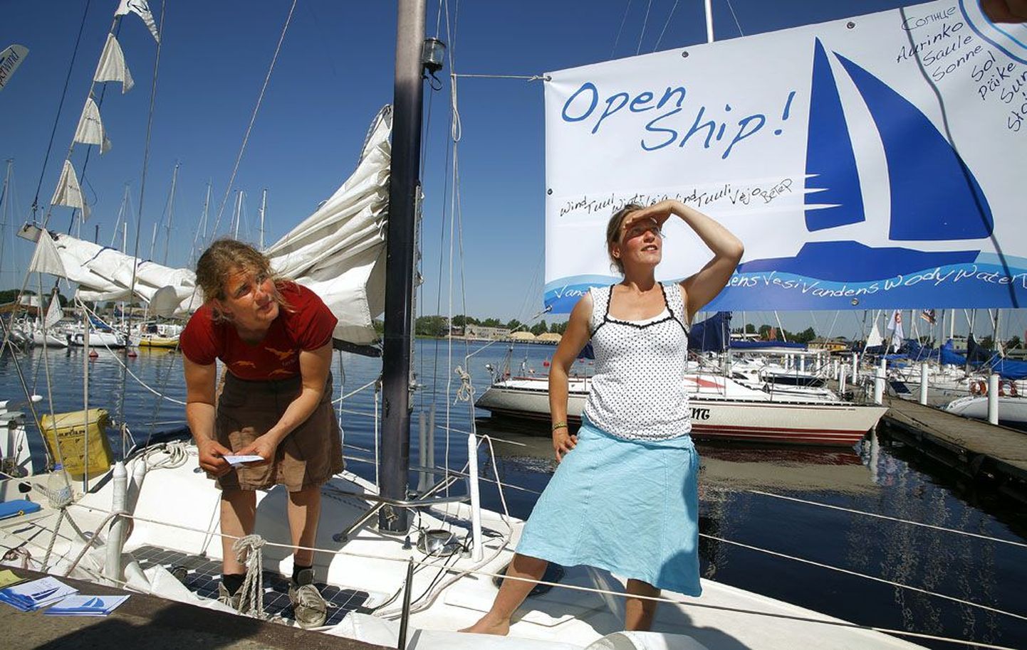Päikesepatareidel ja tuulemootoriga töötava purjekaga Maike seilates levitavad Frauke Wiese (vasakul) ja Insa Preiss taastuvenergia kasutamise kogemust, eile olid nad Pärnu jahtklubi sadamas.