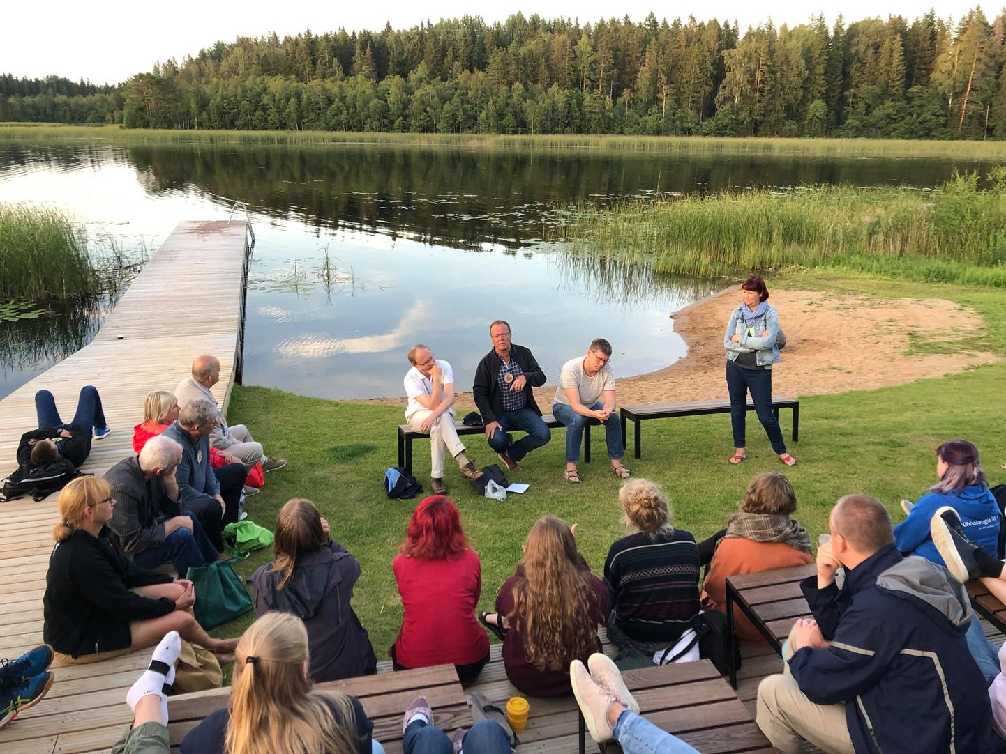 Metsaülikooli arutelu Kääriku järve ääres. Koroonaviirusest kõnelevad Jaanus Harro (vasakult), Toivo Maimets ja Vallo Volke.
