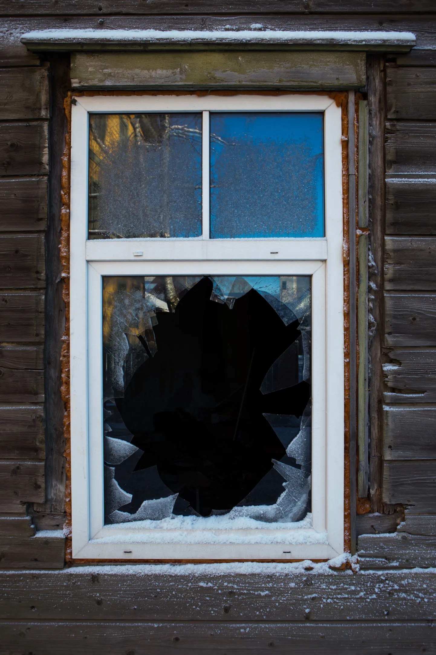 Lõhutud aken.