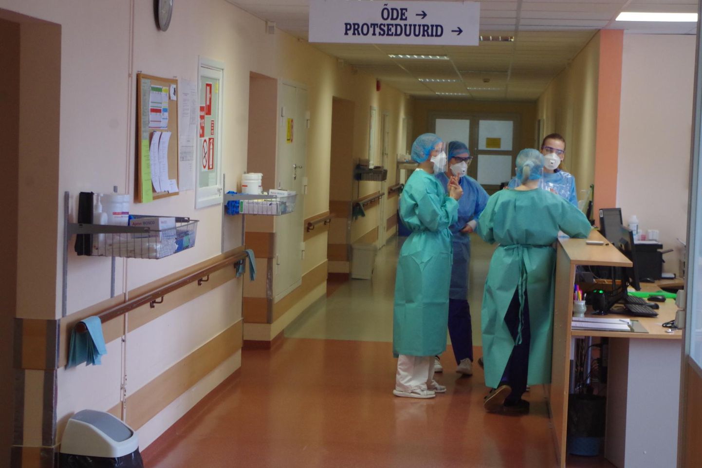 Lõuna-Eesti haigla koroonaosakonna kaitserõivastuses töötajad hoolitsesid eile 13 patsiendi eest, kuid lähitulevik võib haigete arvu suurendada.
