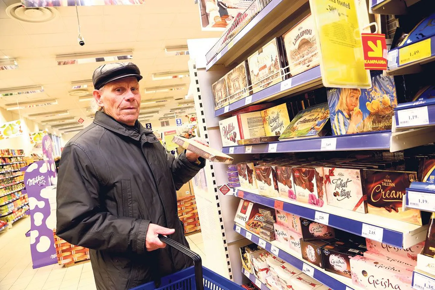 Kuidas me pildistasime vana kommunaal­- ja kohtuajakirjanikku
Meil oli tarvis eile teha Stepan Karja (81) intervjuu juurde pilti. Mõtlesime, et ta paneb kodus selga setu rahvarõivad, mis oleks nii tema raamatu kui ka siinse intervjuuga kenasti kooskõlas. Kuid neid pole tal mitte kunagi olnud.
Siis läks mõte selle peale, et Stepan kirjutas ajakirjanikuna Edasis ja samuti algul Postimehes hästi palju kommunaal- ja kohtuteemadel. Kuid ühtki niriseva veega toru ei tulnud meelde ning nii jäigi nüüdne kirjanik toru juures fotole jäädvustamata. Kohtuteed me ka ei hakanud käima.
Oli aga teada, et Stjopa tahab oma kodulähedasest Maxi­mast osta tänutäheks kommi raamatukogu naistele, kes tema romaani esitlust korraldavad, ja läksime temaga kauplusesse kaasa. 
Mandariinide, maiustuste ja kassade vahel leidus vähemalt kolm inimest, kes Stepani kui legendaarse ajakirjaniku ära tundsid. Ühega jäi romaanikirjanik ka veidikeseks vestlema.