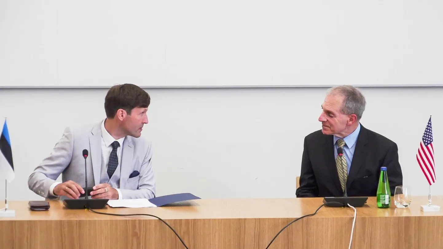 Martin Helme ja Louis Freeh 3. juulil valitsuse pressikonverentsil.