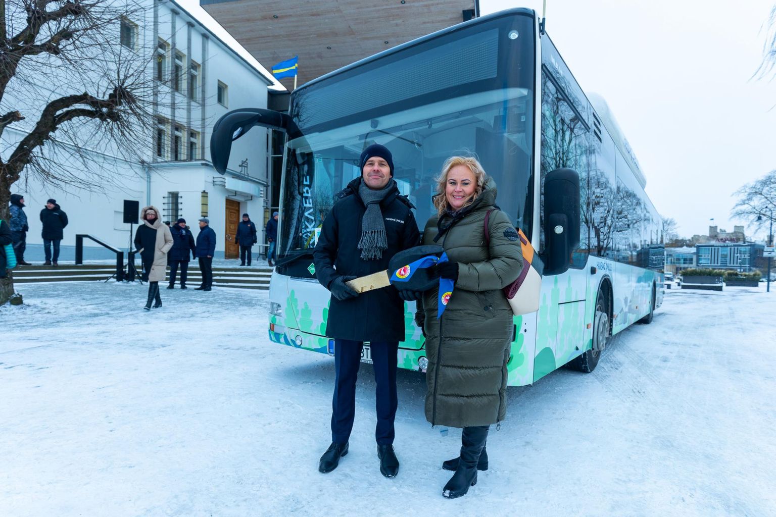Rakvere linnapea Triin Varek ulatas Hansabussi juhatuse esimehele Indrek Hallistele sümboolse võtme: linn on teie jaoks nüüd avatud.