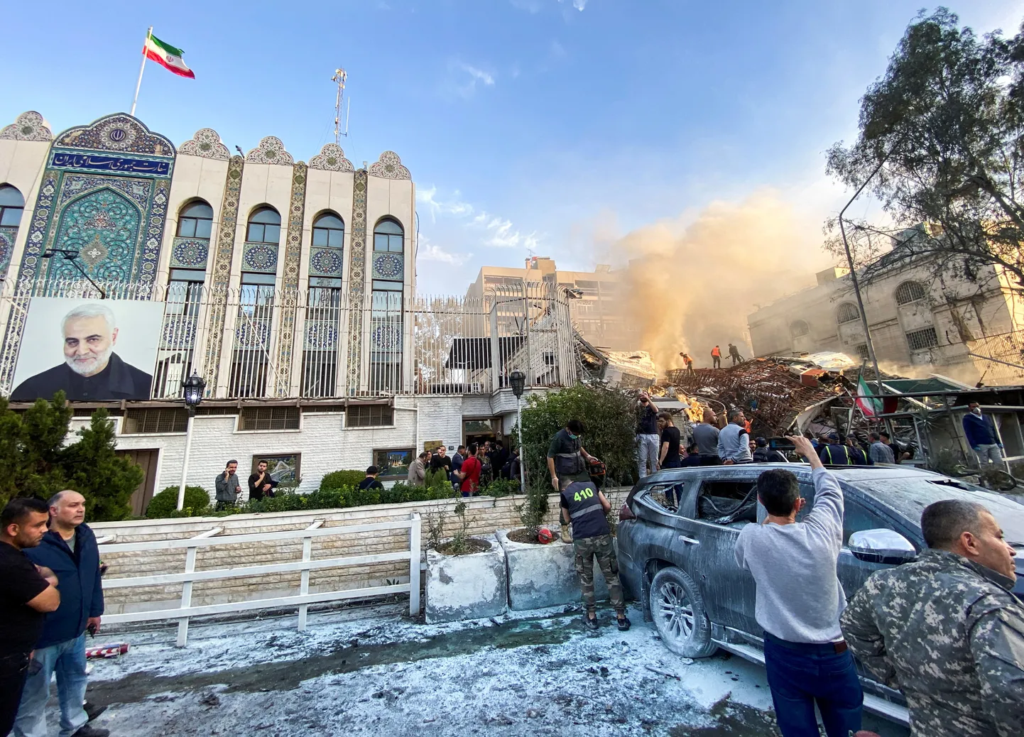 Iraani meedia teatel hävitasid Iisraeli raketid Iraani Damaskuse suursaatkonna kõrval asuva konsulaarhoone.