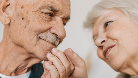 Hooldekodusse dementset abikaasat külastama läinud mees leidis sealt uue armastuse