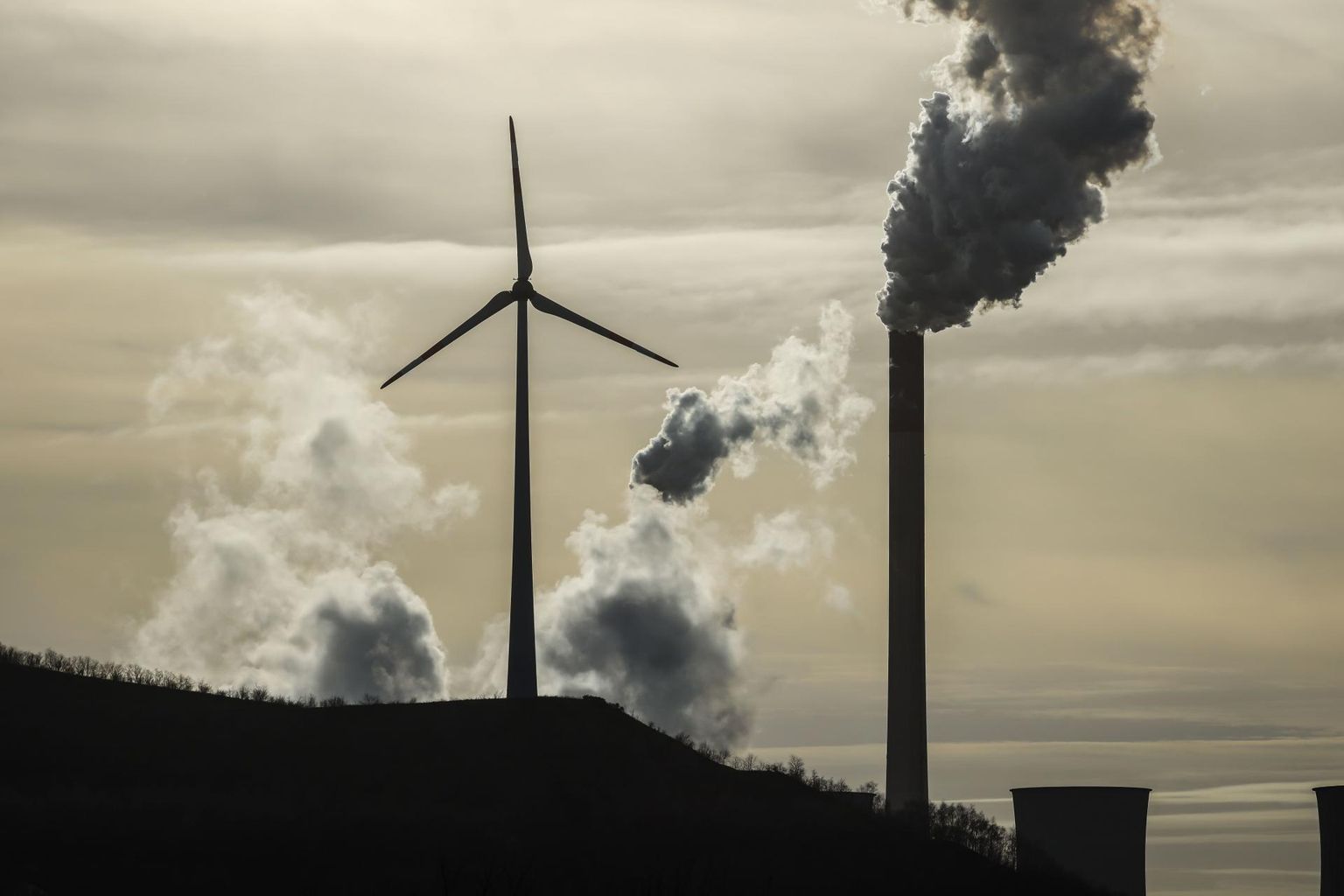 Vaatamata asjaolule, et nii tuule kui päikeseenergia tehnoloogiad on innovatsiooni ja masstootmisega jõudnud lisatoetusi mittevajavasse sisu, toetatakse fossiilenergia ettevõtlust jätkuvalt sadade miljardite eurode ulatuses iga-aastaselt.
Gelsenkircheni (Saksamaa) tööstusmaastik, kus kõrvuti nii tuulikud kui Scholveni söeelektrijaam.