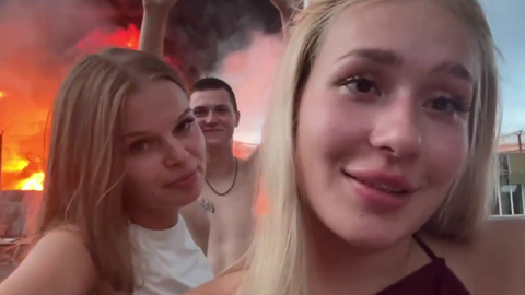 VIDEO ⟩ Par video uz degošas naftas bāzes fona Sočos "tiktokerei" piespriež naudassodu