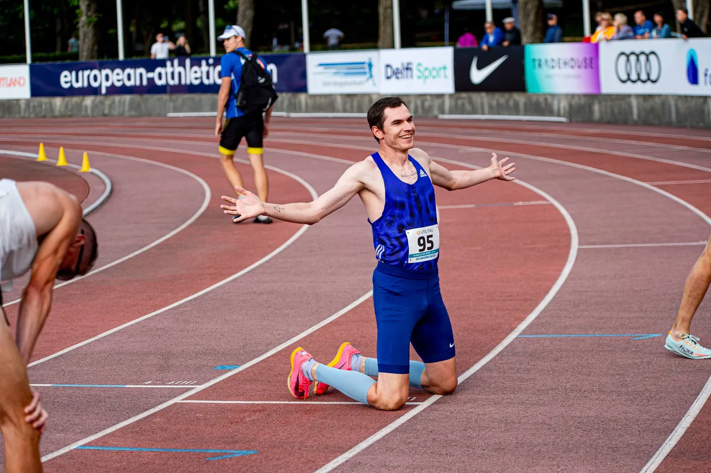 Денис Шалкаускас радуется чемпионскому титулу, завоеванному в первенстве Эстонии на дистанции 1500 метров.