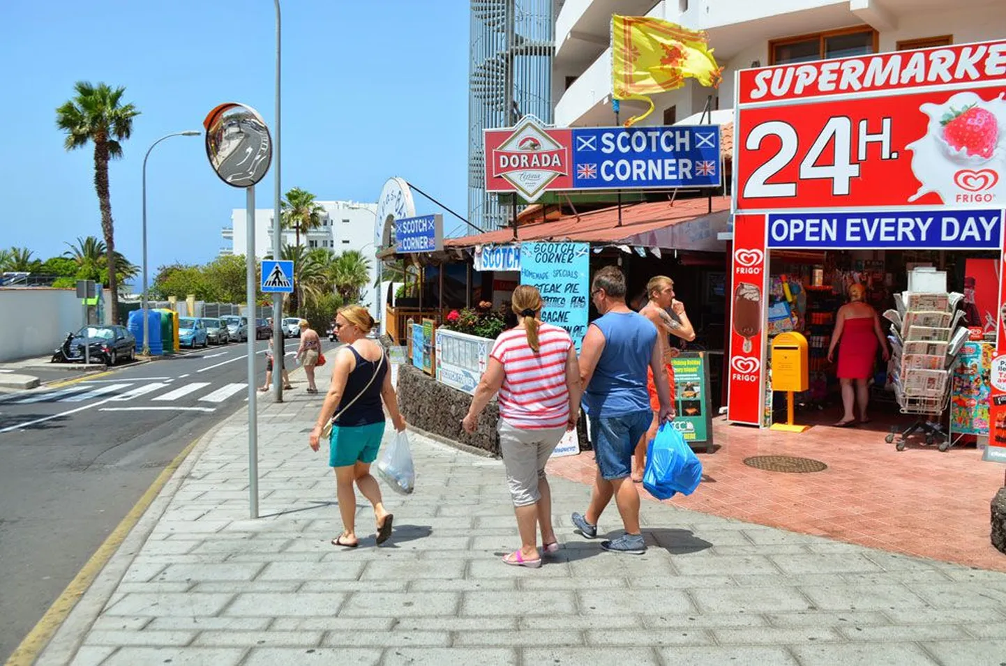 Paljud turistid veedavad Tenerifel terve talve ning et nende elu mugavaks teha, pakutakse neile võimalikult palju kodust: nii on näiteks brittidele olemas nende oma poed, juuksurid, baarid.