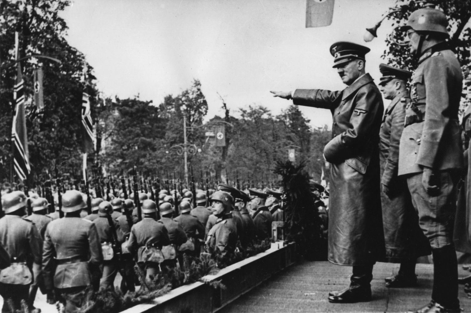 Saksa diktaator Adolf Hitler ja marssivad sõdurid