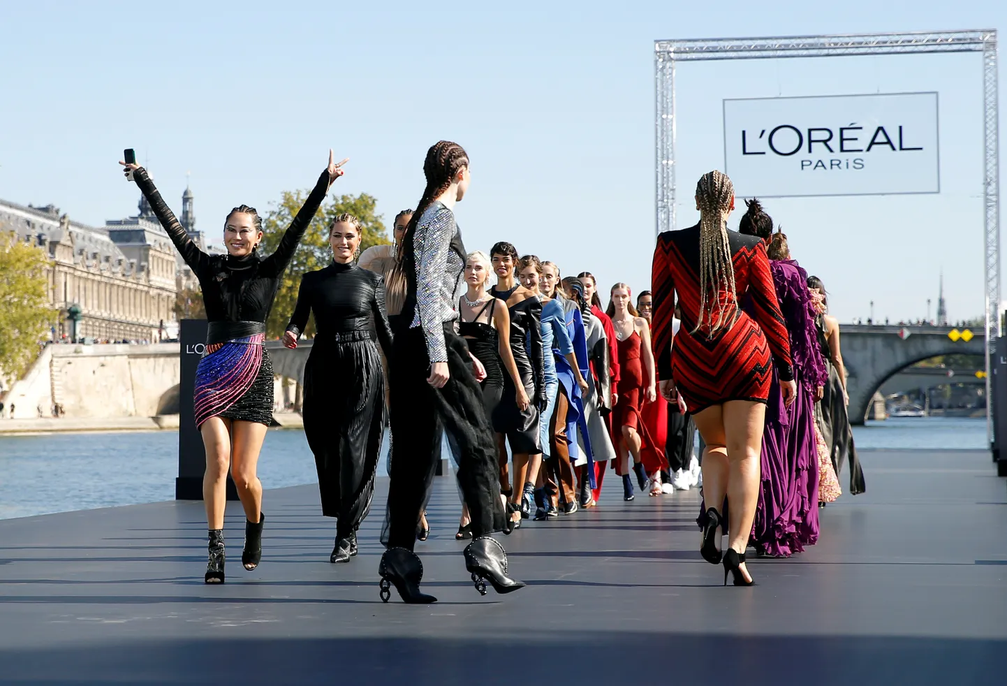Modeles zīmola "L'Oreal" modes skatē.