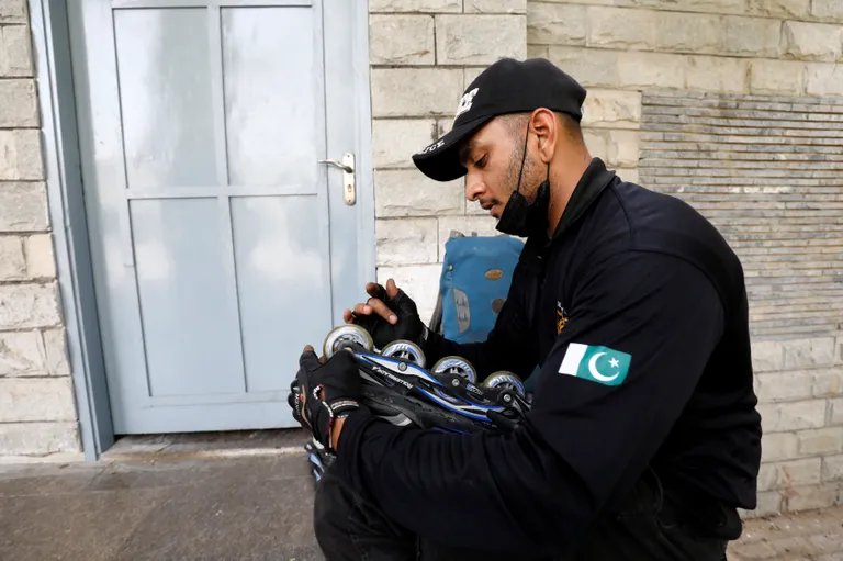 Pakistani Karachi politsei rulluisuüksuse liige.