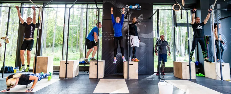 „Crossfitis me pingutame nagu üks tiim,“ selgitab Anni Tagapere. „Intensiivsus on kõrge, õpime uusi oskusi ja kõige taga on teadus – keha areneb kiiremini ja mitmekülgsemalt, kui tal pole võimalik harjuda. Treenime end tugevaks päris elu jaoks, et sa mitte millegagi hätta ei jääks!“
