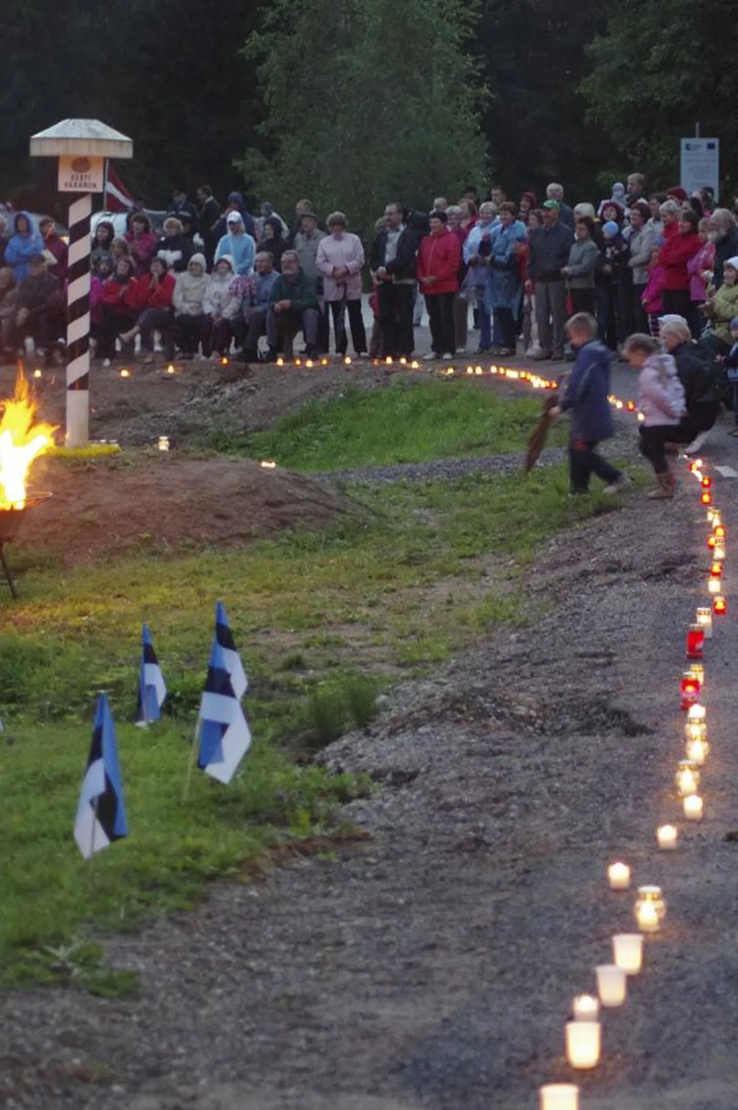 Lilli piiripunkt oli kaunistatud küünalde ja lilledega.