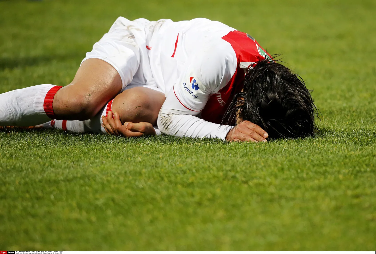Radamel Falcao vigastas eile raskelt põlve.