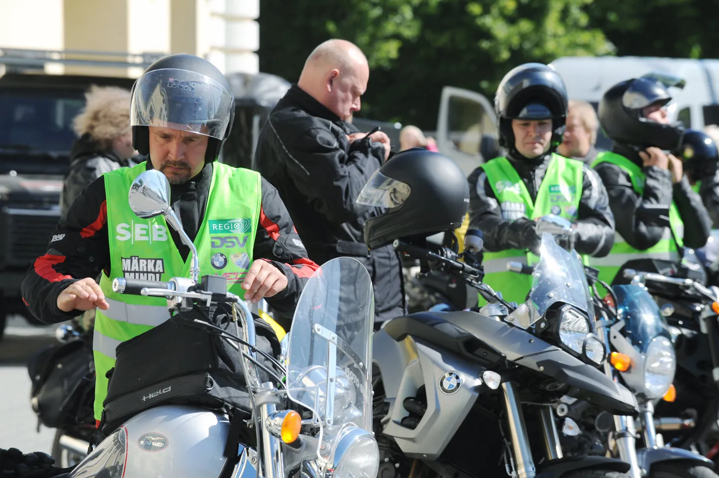 Kultuurne Motobande end tunamullu Estonia ees reisile kohendamas.
