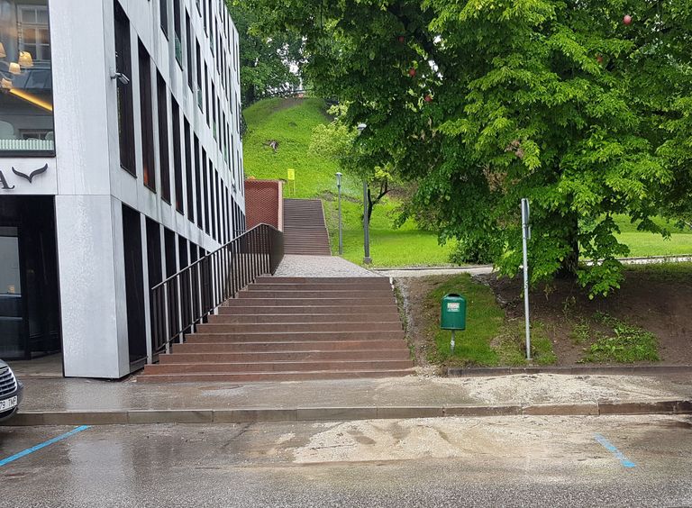 Pühapäeval rajas vihmavesi Pirogovi platsi kõrvale ehitatud treppide kõrvale ise tee, mida mööda nõlvast alla voolata, tuues endaga kaasa hulga killustikku. / Foto: