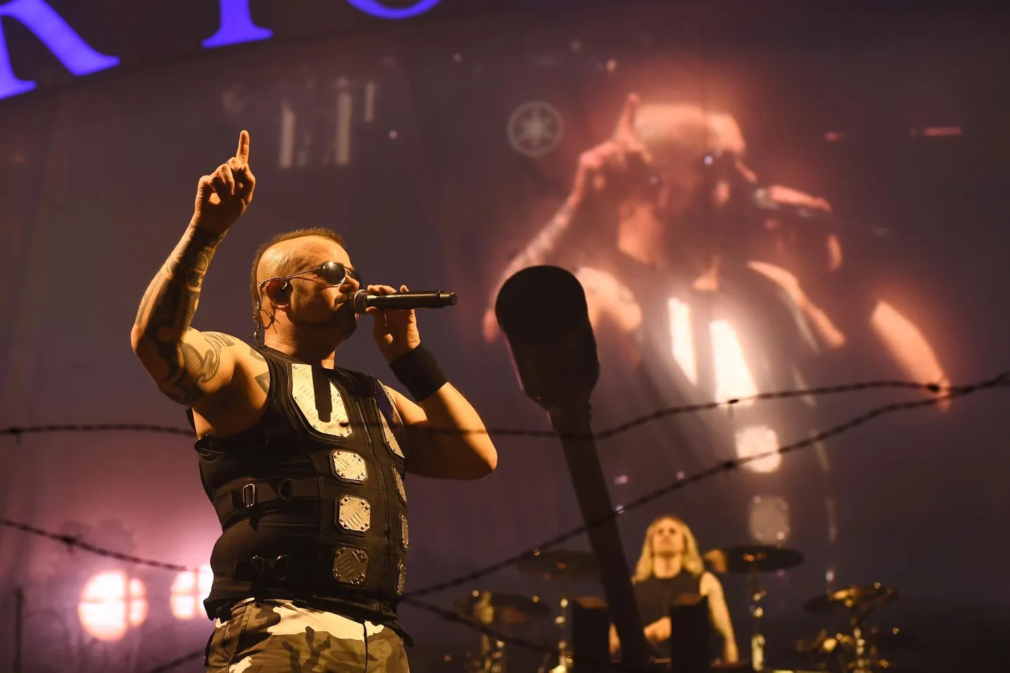 Sabatoni laulja Joakim Brodén peab bändi filosoofiaks seda, et bändi tegemine peab igal juhul lõbus olema, seega miks mitte mängida heavy metal’it lõbusalt?