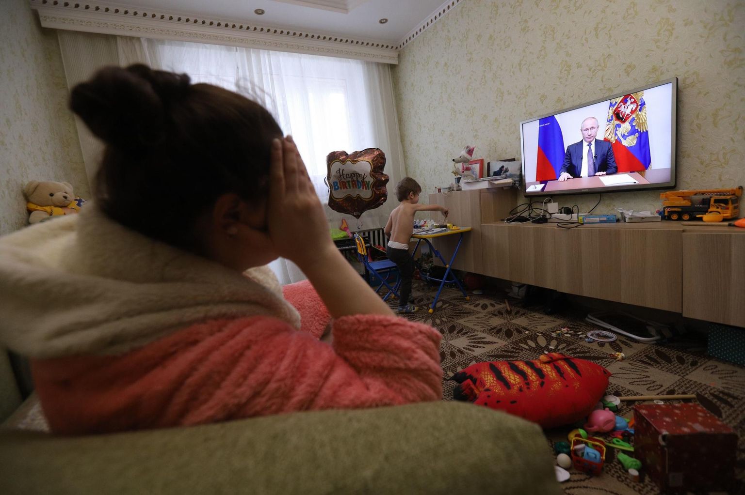 Pere jälgib Peterburis Vladimir Putini telepöördumist, kus ta kuulutas koroonaviiruse leviku tõkestamiseks välja vaba nädala.