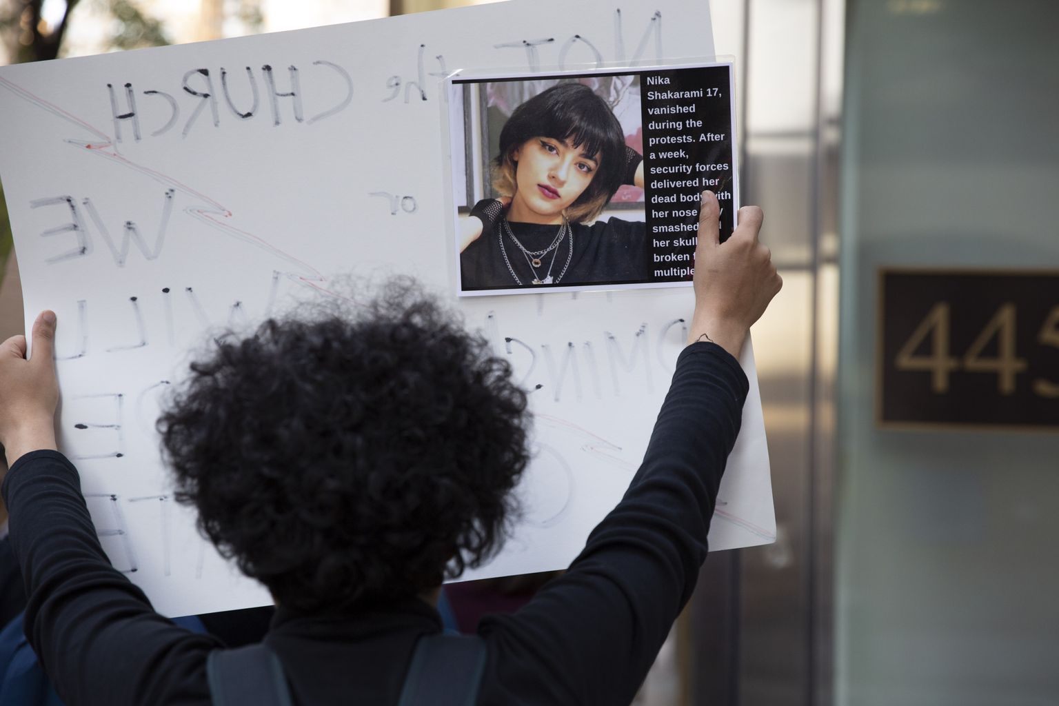 Meeleavaldused New Yorgis 6. oktoobril. Meeleavaldaja hoiab üleval 16-aastase neiu pilti, kes väidetavalt Iraani ametivõimude poolt tapeti.