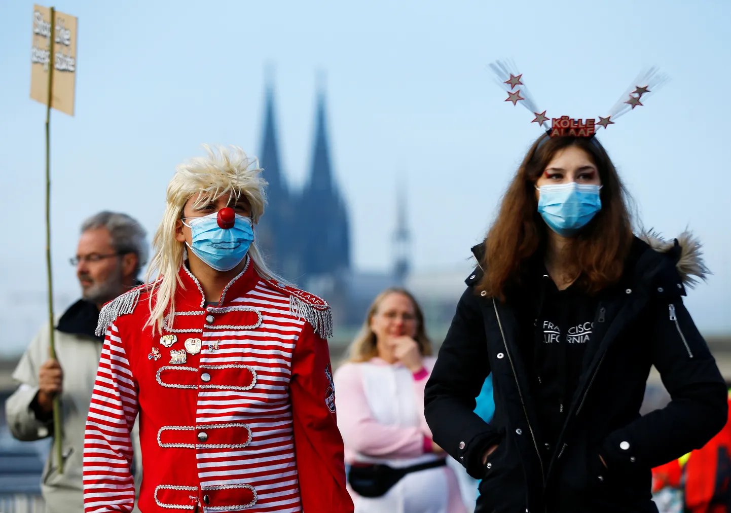 Meeleavaldajad näitavad pahameelt Kölni karnevali tühistamise osas.